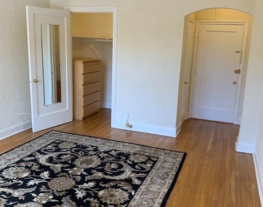 2032 Belmont Road Nw - Photo Thumbnail 4