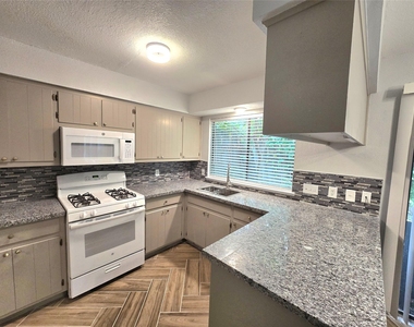 1417 Hyridge Cir - Photo Thumbnail 4