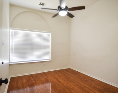 506 Pleasant Valley Dr - Photo Thumbnail 12