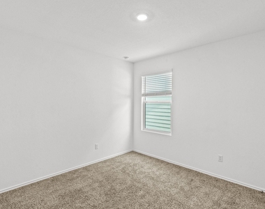 889 Powell St - Photo Thumbnail 17