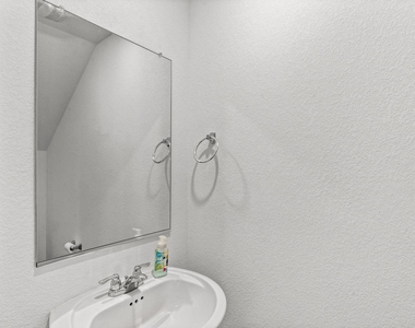 889 Powell St - Photo Thumbnail 14