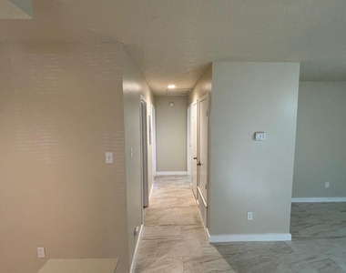 4609 E 12th St - Photo Thumbnail 7