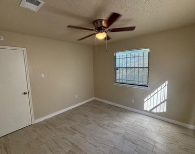 4609 E 12th St - Photo Thumbnail 12