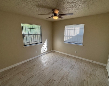 4609 E 12th St - Photo Thumbnail 11