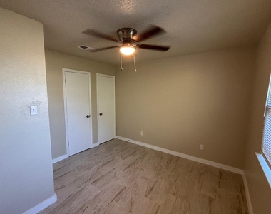 4609 E 12th St - Photo Thumbnail 10