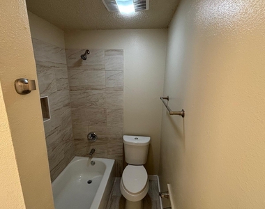 4609 E 12th St - Photo Thumbnail 13