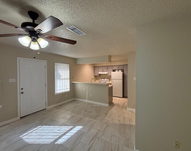 4609 E 12th St - Photo Thumbnail 2