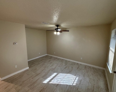 4609 E 12th St - Photo Thumbnail 5