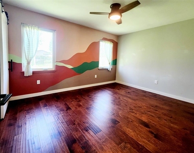 4703 Surrey Dr - Photo Thumbnail 6