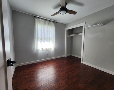 4703 Surrey Dr - Photo Thumbnail 7