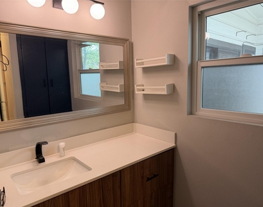 4703 Surrey Dr - Photo Thumbnail 5