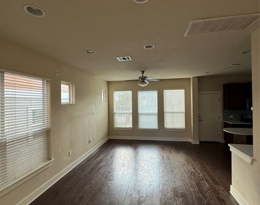 2825 Stock Dr - Photo Thumbnail 2