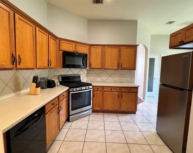 657 Columbine Ave - Photo Thumbnail 4