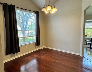 657 Columbine Ave - Photo Thumbnail 6