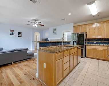 610 Palo Alto Ln - Photo Thumbnail 7