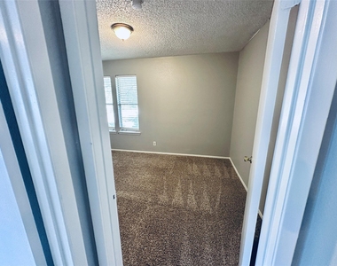 1318 Southport Dr - Photo Thumbnail 23