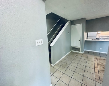 1318 Southport Dr - Photo Thumbnail 4