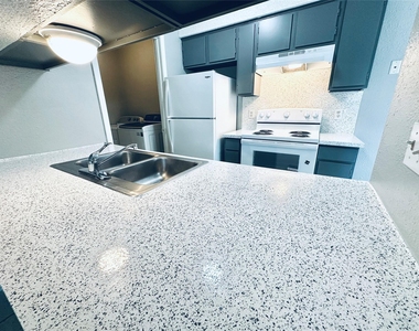1318 Southport Dr - Photo Thumbnail 8