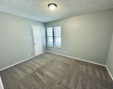 1318 Southport Dr - Photo Thumbnail 24