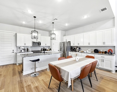 2702 Sebring Cir - Photo Thumbnail 6