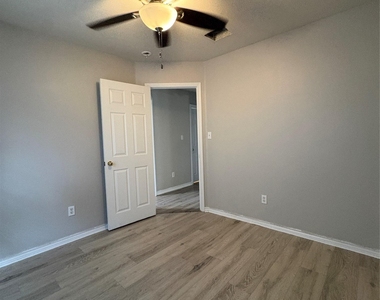 2405 Wisteria Way - Photo Thumbnail 23
