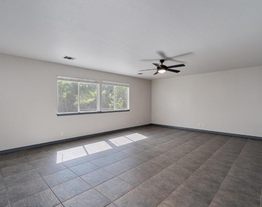 8001 Brienne Dr - Photo Thumbnail 4