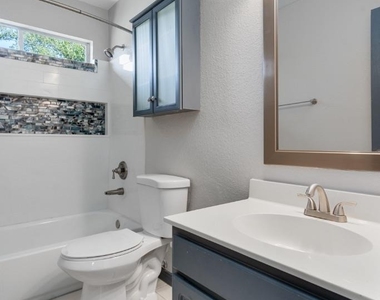 8001 Brienne Dr - Photo Thumbnail 24