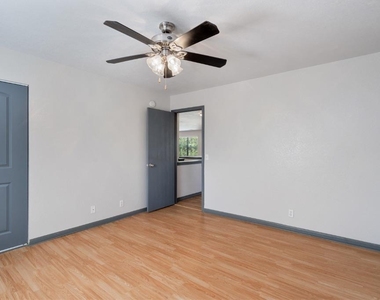 8001 Brienne Dr - Photo Thumbnail 23