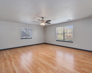 8001 Brienne Dr - Photo Thumbnail 16
