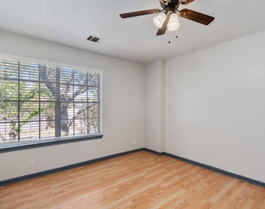 8001 Brienne Dr - Photo Thumbnail 25