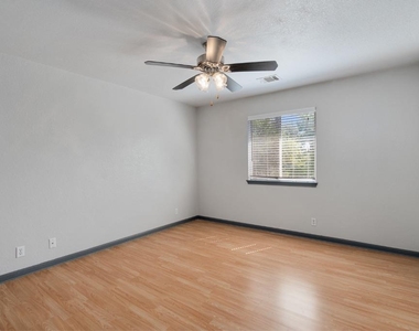 8001 Brienne Dr - Photo Thumbnail 22