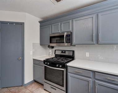 8001 Brienne Dr - Photo Thumbnail 11