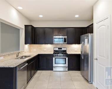 821 Schefer St - Photo Thumbnail 7