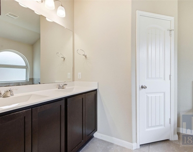 821 Schefer St - Photo Thumbnail 15