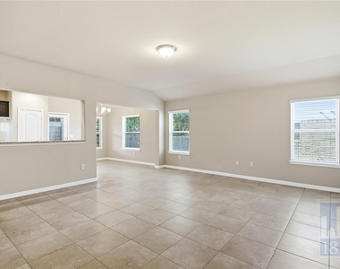 821 Schefer St - Photo Thumbnail 5