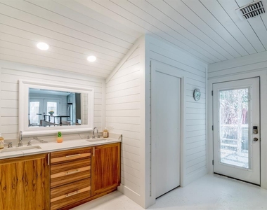 1003 E 39th St - Photo Thumbnail 18