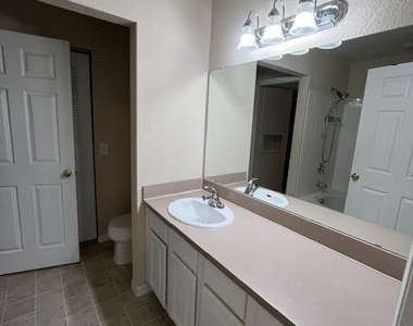 13700 Richmond Park Drive - Photo Thumbnail 17