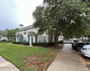 13700 Richmond Park Drive - Photo Thumbnail 4