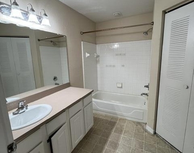 13700 Richmond Park Drive - Photo Thumbnail 22