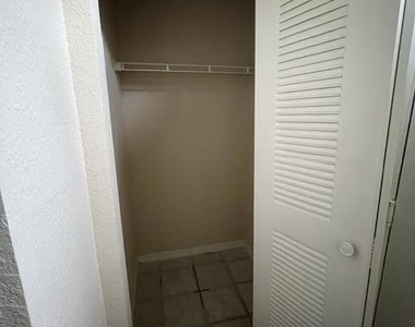 13700 Richmond Park Drive - Photo Thumbnail 10