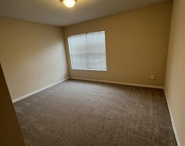 13700 Richmond Park Drive - Photo Thumbnail 16