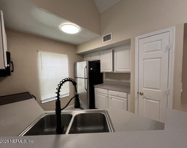 13700 Richmond Park Drive - Photo Thumbnail 8