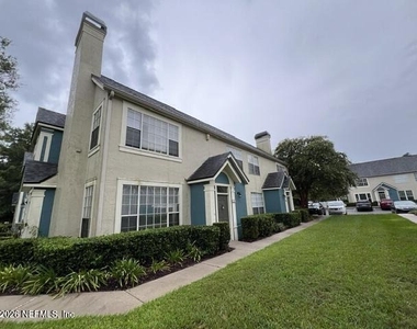 13700 Richmond Park Drive - Photo Thumbnail 3