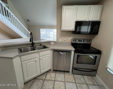 13700 Richmond Park Drive - Photo Thumbnail 7