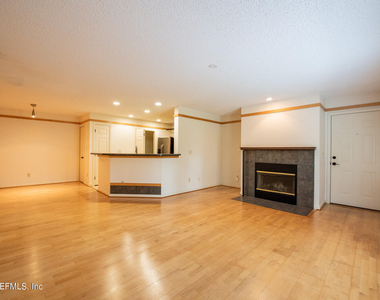 13715 Richmond Park Drive N - Photo Thumbnail 5