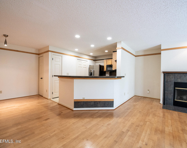 13715 Richmond Park Drive N - Photo Thumbnail 8
