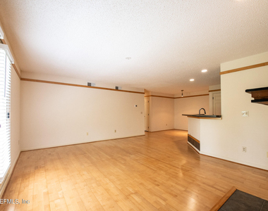 13715 Richmond Park Drive N - Photo Thumbnail 4