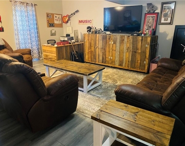 1635 Marble Rock Way - Photo Thumbnail 5