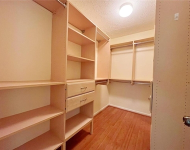 233 Bentley Place, - Photo Thumbnail 11