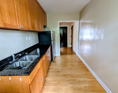 6703 N Greenview Avenue - Photo Thumbnail 7
